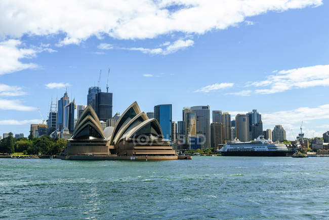 Australia, Nuovo Galles del Sud, Sydney, paesaggio del porto di Sydney con il Teatro dell'Opera — Foto stock