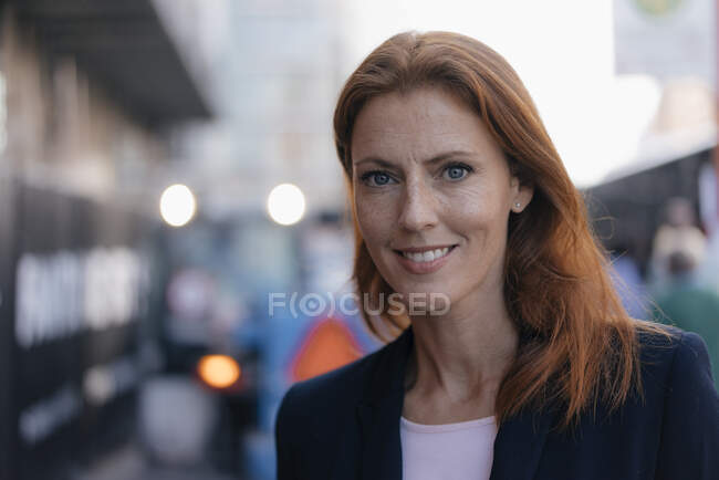 Ritratto di donna d'affari sorridente all'aperto in città — Foto stock