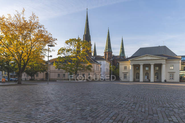 Germania, Bassa Sassonia, Oldenburg, centro storico, Scloosplatz e chiesa di San Lamberti — Foto stock