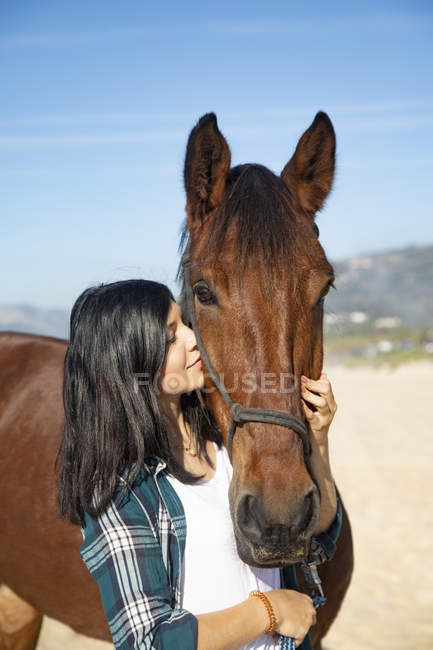 Espanha, Tarifa, mulher abraçando cavalo na praia — Fotografia de Stock