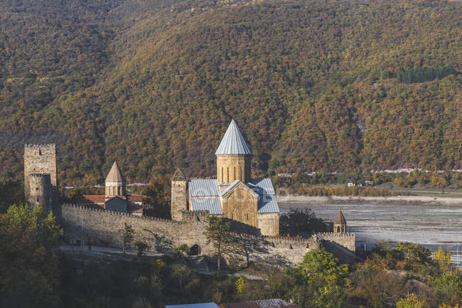 Georgia, Mtskheta, Georgian Military Road, complesso del castello di Ananuri — Foto stock