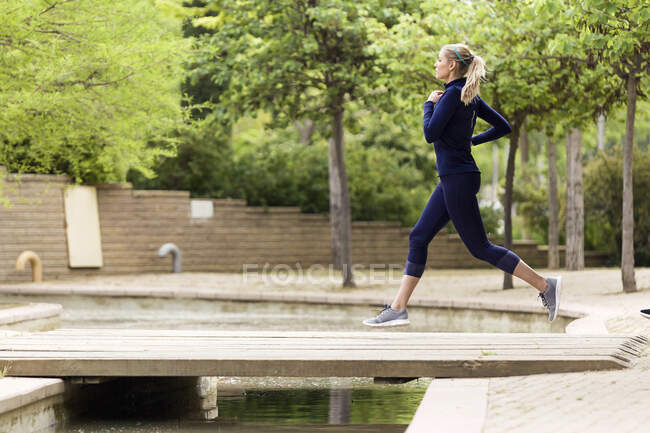 Sportliche Frau läuft in einem Park — Stockfoto