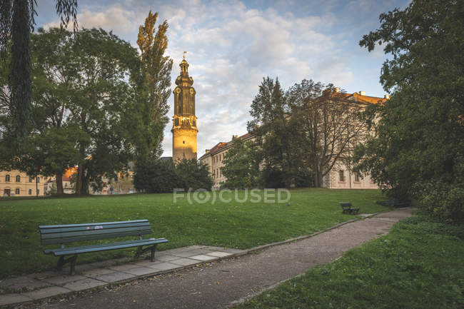 Alemanha, Weimar, vista para o Castelo de Weimar com Ilmpark em primeiro plano — Fotografia de Stock
