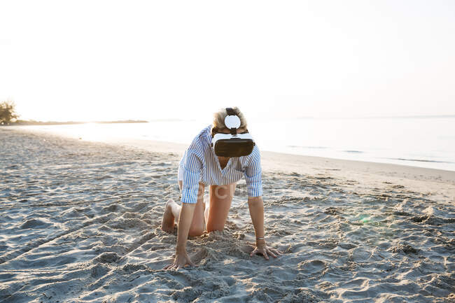 Таїланд, жінка користується віртуальними окулярами реальності на пляжі вранці. — стокове фото