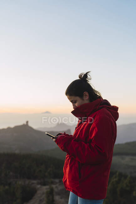 Espagne, Grande Canarie, Pico de las Nieves, jeune femme utilisant un téléphone intelligent — Photo de stock
