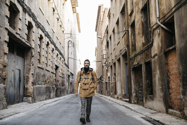 Іспанія, Ігуалада, людина, яка проходить через індустріальну зону міста. — стокове фото