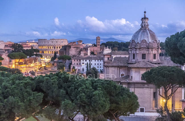 Italia, Roma, Chiesa di San Lorenzo in Miranda e Colosseo alla luce della sera — Foto stock