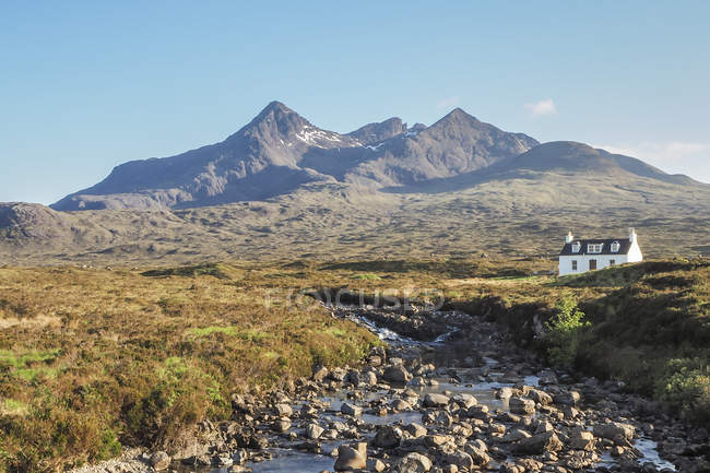Vereinigtes Königreich, Schottland, Insel Skye, in der Nähe von Sligachan, einsames Haus und Cuillin-Hügel im Hintergrund — Stockfoto