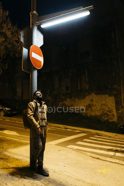Spanien, Legualada, Mann, der nachts unter einer Straßenlaterne steht — Stockfoto