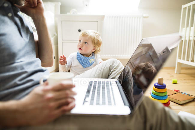 Padre con suo figlio che lavora da casa — Foto stock