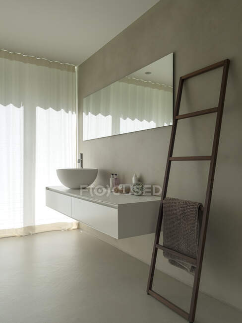 Banheiro em uma villa moderna — Fotografia de Stock