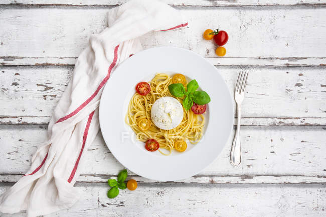 Spaghettis aux tomates, burrata et feuilles de basilic — Photo de stock