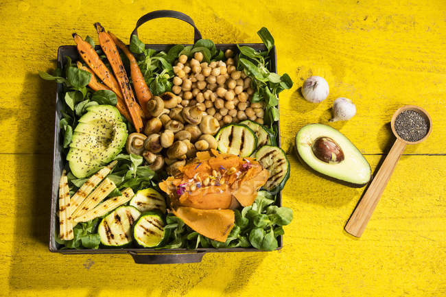 Varias verduras, lechuga de cordero, chía, piñones y ajo - foto de stock