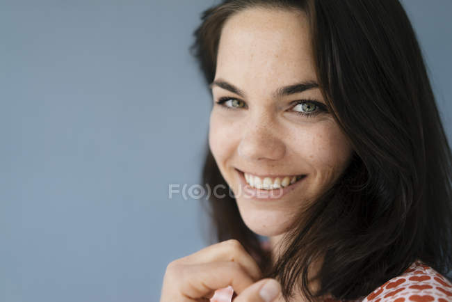 Ritratto di bella donna, sorridente felicemente — Foto stock