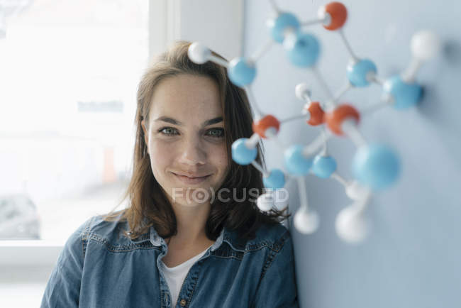 Cientista do sexo feminino que estuda o modelo de moléculas, procurando soluções — Fotografia de Stock