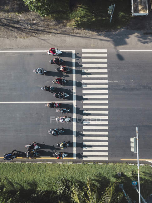 Indonesien, bali, sanur, Luftaufnahme von Motorrädern, die am Zebrastreifen auf der Straße warten — Stockfoto