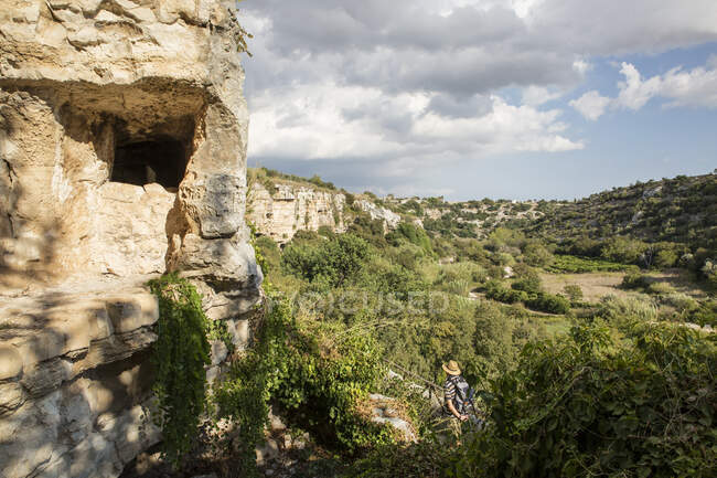 Italien, Sizilien, Provinz Ragusa, Parco Archeologico Forza, Cava d 'Ispica, Wanderer — Stockfoto