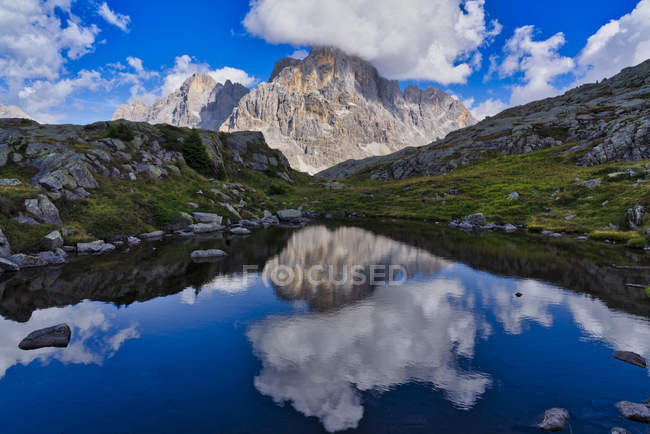 Itália, Veneto, Dolomitas, Montanhas Fiemme, Cimon della Pala, refletida em um pequeno lago — Fotografia de Stock