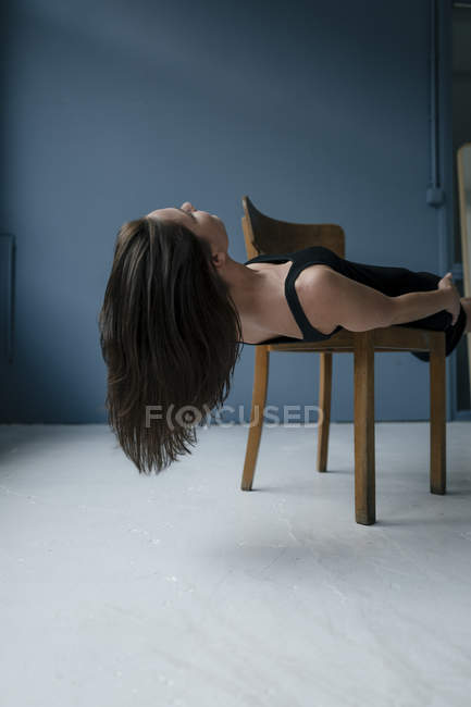 Жінка стоїть на стільці — стокове фото