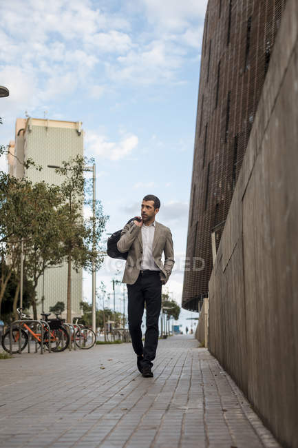 Uomo d'affari con borsa a piedi in città — Foto stock