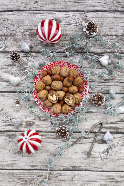 Walnuts on a plate with Christmas decoration, overhead view — Stock Photo
