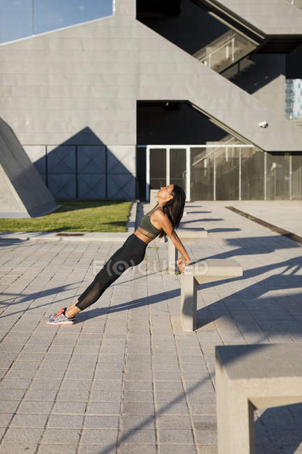 Mujer joven haciendo ejercicio en la ciudad - foto de stock