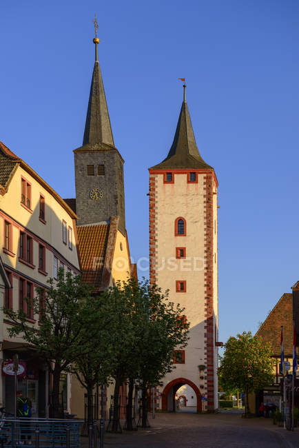 Allemagne, Karlstadt, Route principale avec église de l'hôpital et tour de la porte supérieure, tour de chat — Photo de stock