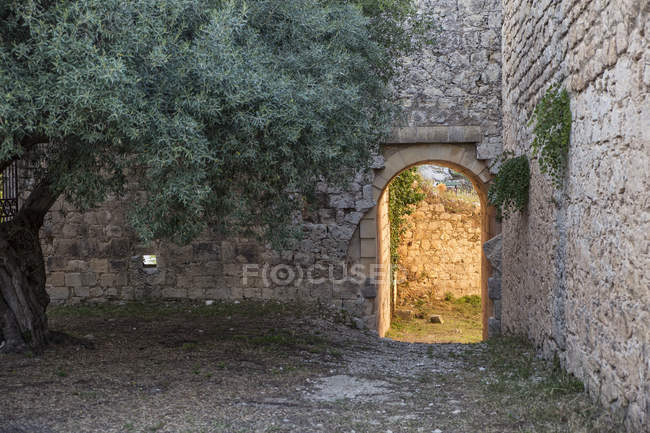Sicilia, provincia de Siracusa, Noto Antica, Porta montagna, luz solar - foto de stock