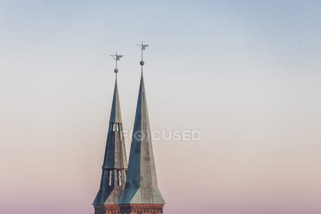 Alemanha, Nuremberga, torres da Igreja de São Sebaldo à noite — Fotografia de Stock