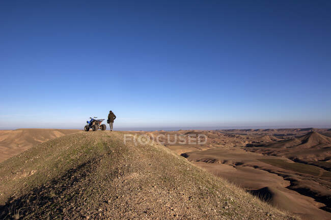 Marocco, deserto di Agafay, Quadbike e turista — Foto stock