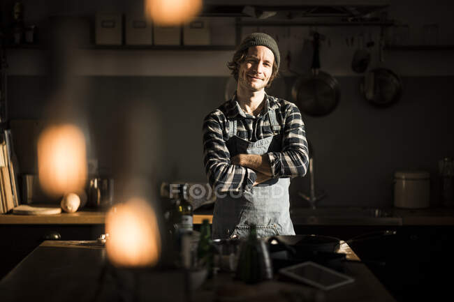 Stolzer Hobbykoch steht mit verschränkten Armen in seiner Küche — Stockfoto