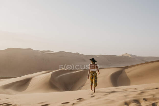 Namibia, Namib, vista posteriore della donna a piedi nudi sulla duna del deserto — Foto stock