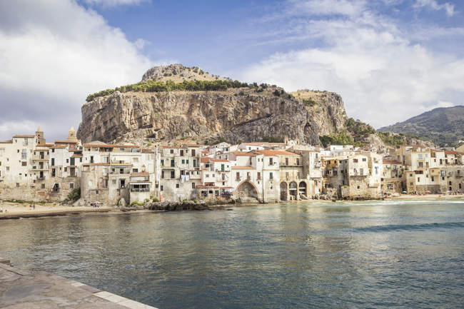Sicilia, Cefalú, Vista a Rocca di Cefalu - foto de stock