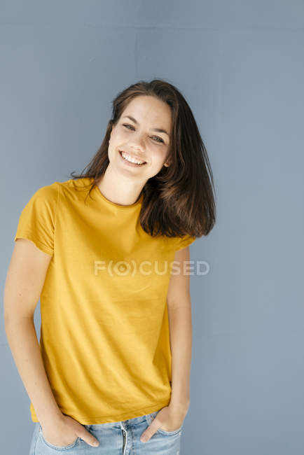 Ritratto di bella donna, sorridente felicemente — Foto stock