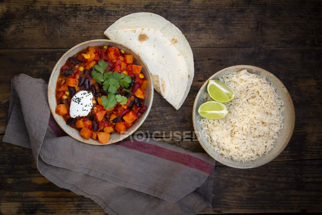 Bowl of Chili sin Carne, rice and flat bread — Stock Photo