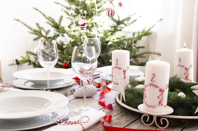 Mesa colocada com grinalda do Advento e decoração de Natal — Fotografia de Stock