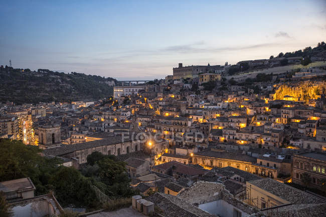 Italien, Sizilien, Modica, Stadtbild am Abend — Stockfoto