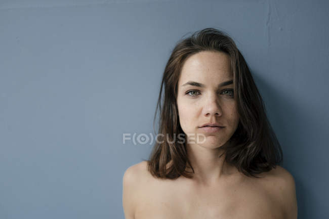 Retrato de una mujer bonita con hombros desnudos - foto de stock