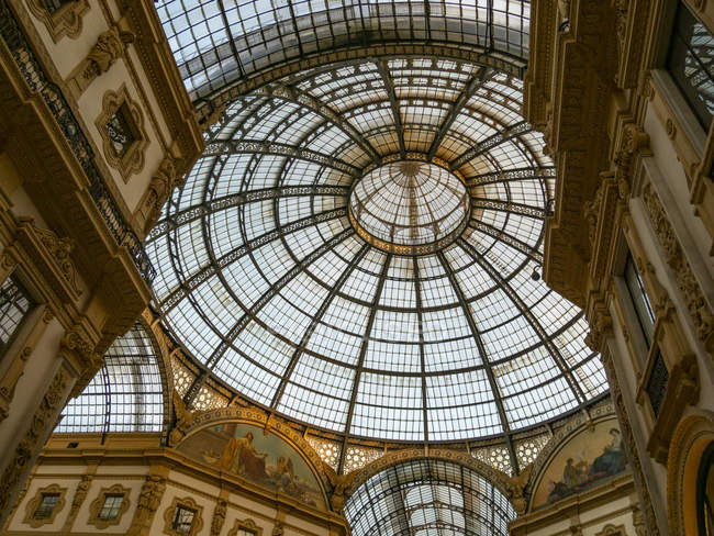 Италия, Милан, Галерея Витторио Эмануэле II, стеклянный купол — стоковое фото