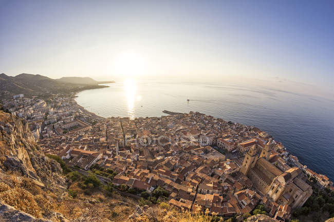 Sicilia, Cefalù, Veduta sul centro storico di Cefalù, Cattedrale di Cefalù all'alba, veduta da Rocca di Cefalu — Foto stock