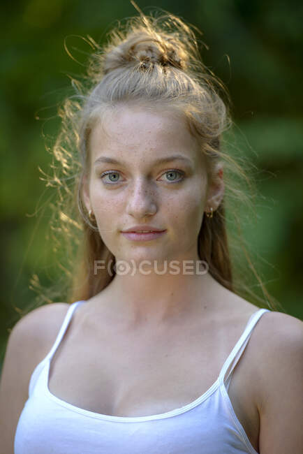 Porträt eines sommersprossigen Teenagers — Stockfoto
