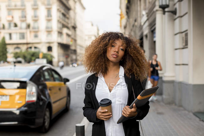 Молода жінка з сумкою для ноутбуків і кави, щоб піти в місто, зникли таксі — стокове фото