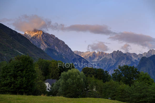 Словенія, Джуліан Альпи, Triglav гори, Soca Valley, поблизу Бовец, Гора Vrh Крніце, прихований будинок — стокове фото