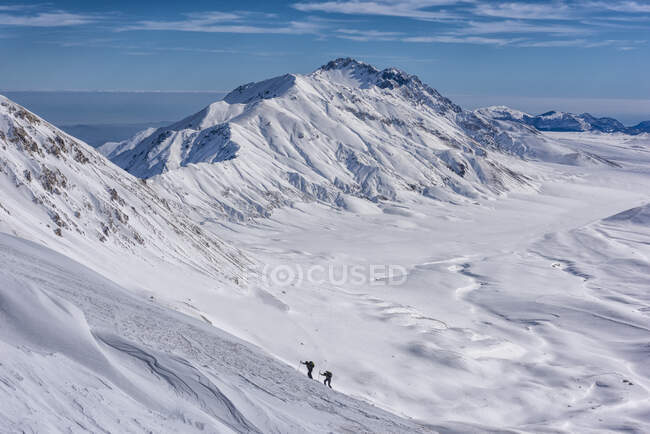 Italy, Abruzzo, Gran Sasso e Monti della Laga, Hikers on Campo Imperatore plateau in winter — Stock Photo