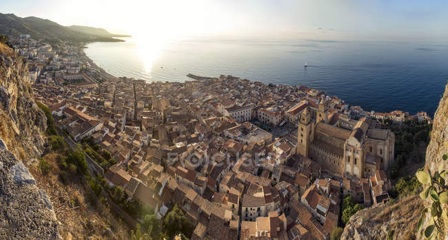 Sicilia, Cefalu, Vista al casco antiguo de Cefalu desde Rocca di Cefalu - foto de stock