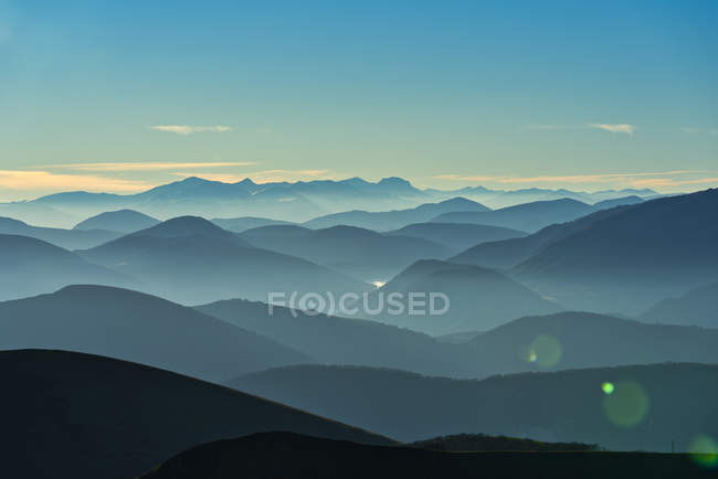 Italia, Umbria, Appennino all'alba visto dal monte Cucco — Foto stock