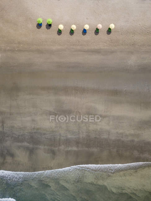 Bali, Kuta Beach, fila de sombrillas de playa, vista aérea - foto de stock