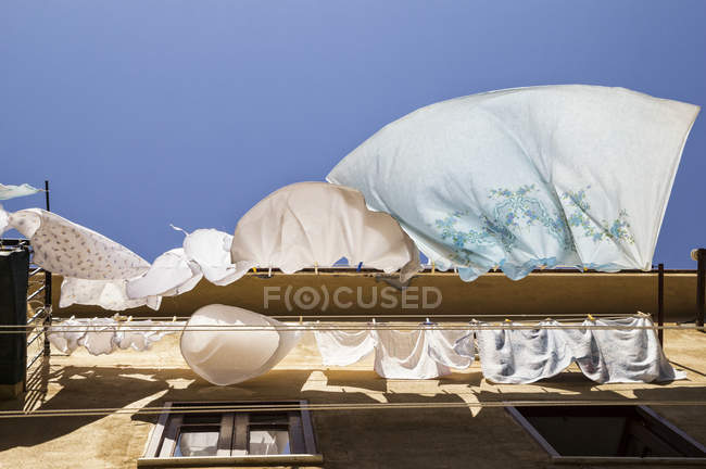 Sicilia, Cefalú, secado de ropa, viento, vista de bajo ángulo - foto de stock