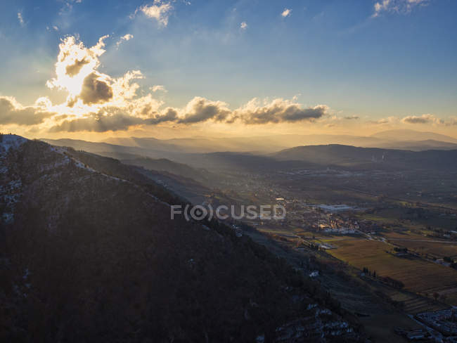 Італія, Умбрія, Губбіо, Апеннін на світанку взимку — стокове фото