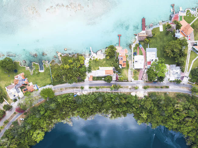 Mexiko, Yucatán, Quintana Roo, laguna de Bacalar, imagen de dron - foto de stock